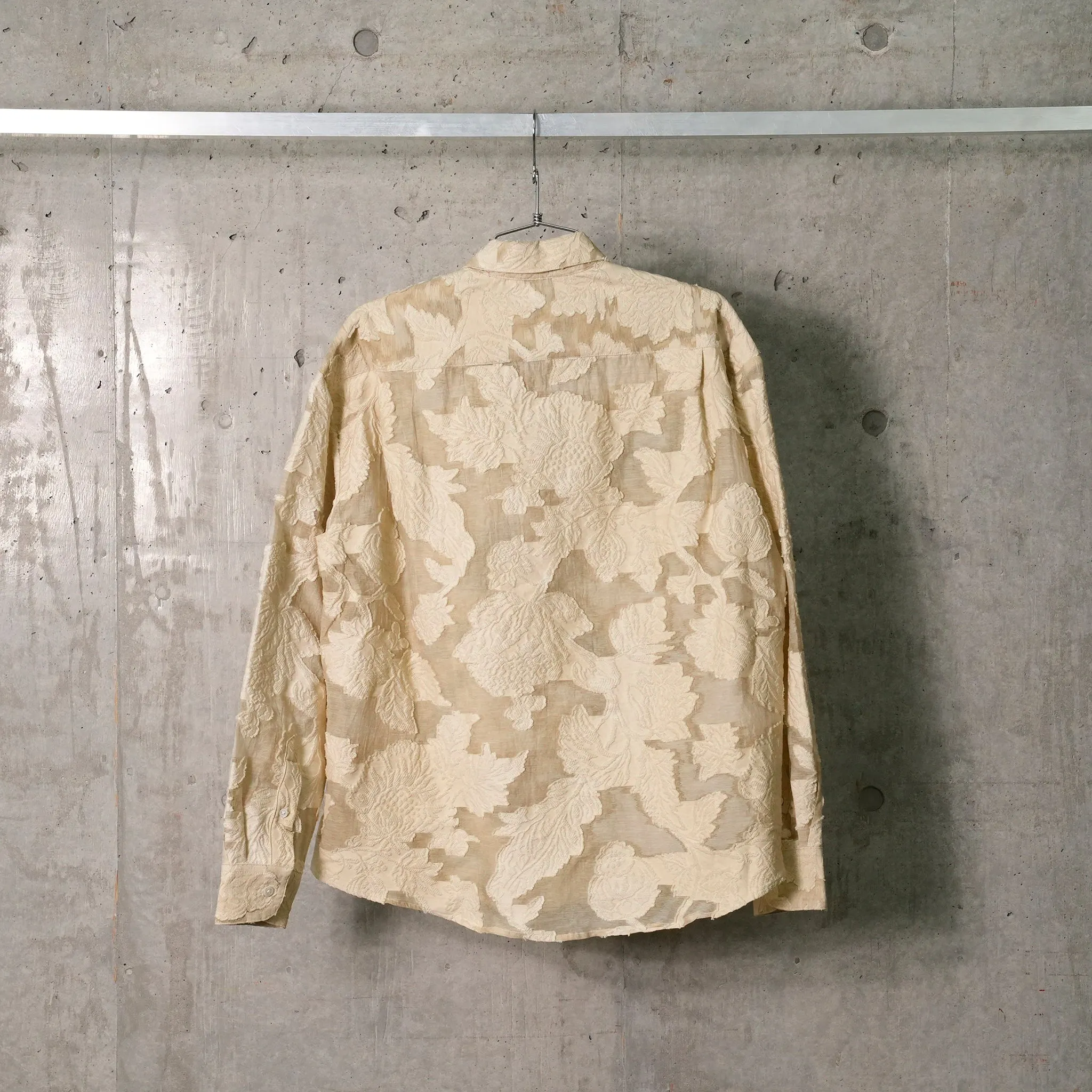 LONG SLEEVE BUTTON UP SHIRT CUT TO A RELAXED FIT / BEIGE FLORAL BURNOUT