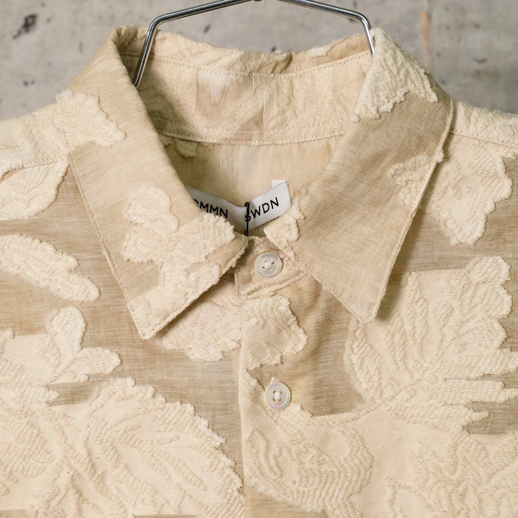 LONG SLEEVE BUTTON UP SHIRT CUT TO A RELAXED FIT / BEIGE FLORAL BURNOUT