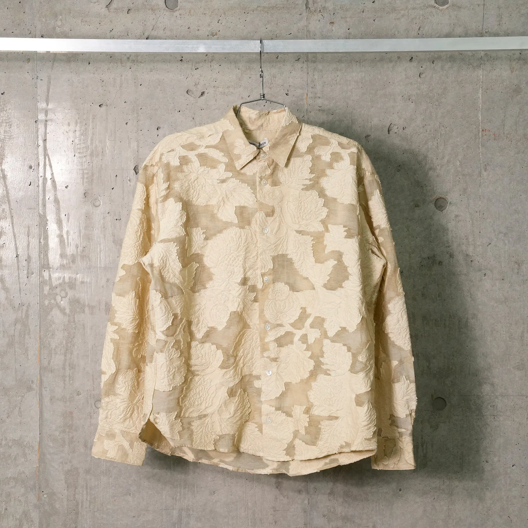 LONG SLEEVE BUTTON UP SHIRT CUT TO A RELAXED FIT / BEIGE FLORAL BURNOUT